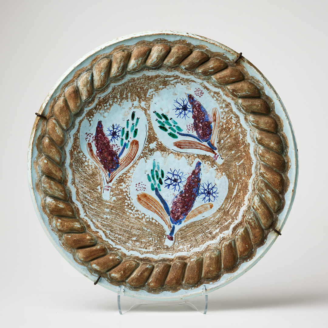 BIRGER KAIPIAINEN. Fat, Arabia, 1950-tal, stengods, delvis oglaserad, polykrom dekor av blombuketter, kanten med vriden godronnering.
