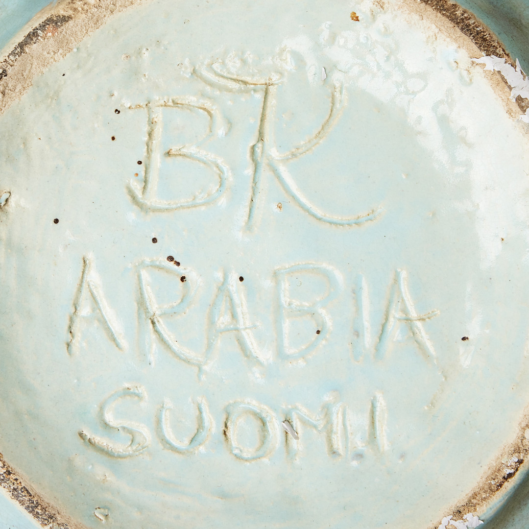 BIRGER KAIPIAINEN. Fat, Arabia, 1950-tal, stengods, delvis oglaserad, polykrom dekor av blombuketter, kanten med vriden godronnering.