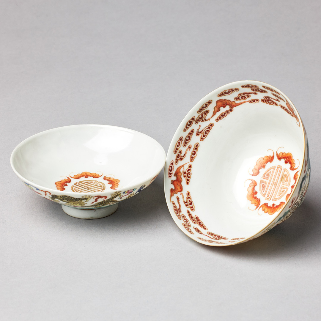 A FAMILLE ROSE 'DRAGONS' BOWL AND COVER.