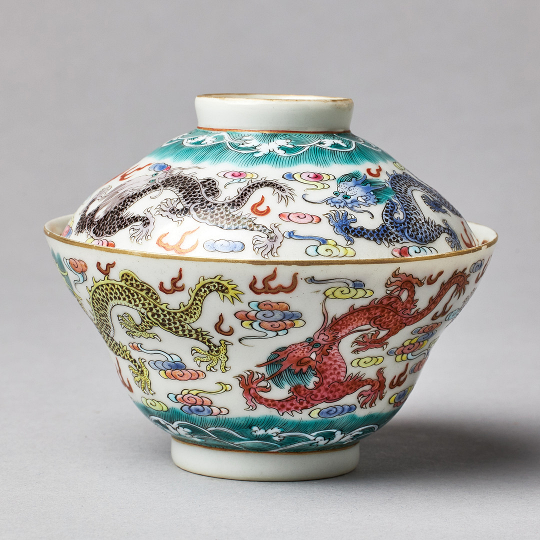 A FAMILLE ROSE 'DRAGONS' BOWL AND COVER.