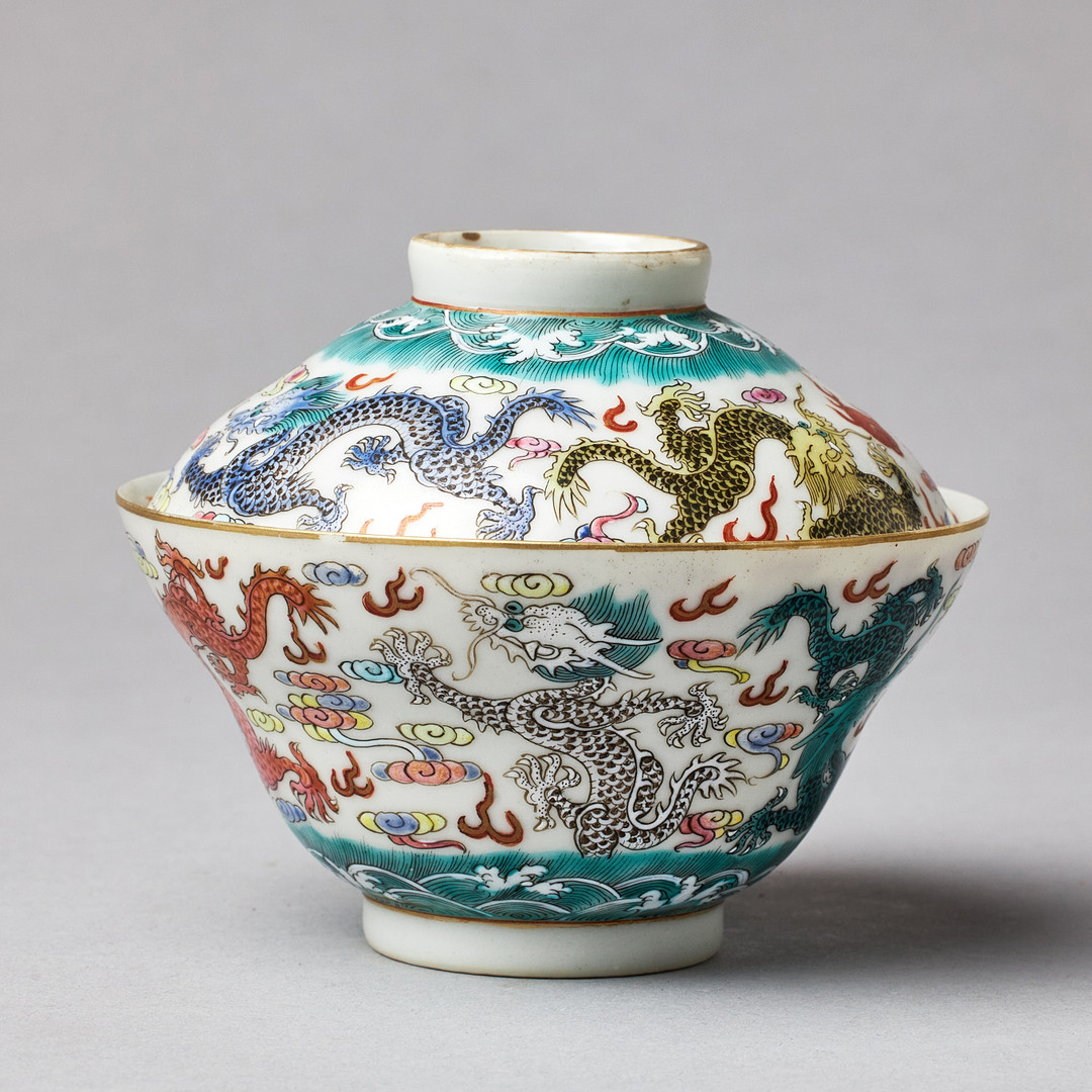 A FAMILLE ROSE 'DRAGONS' BOWL AND COVER.