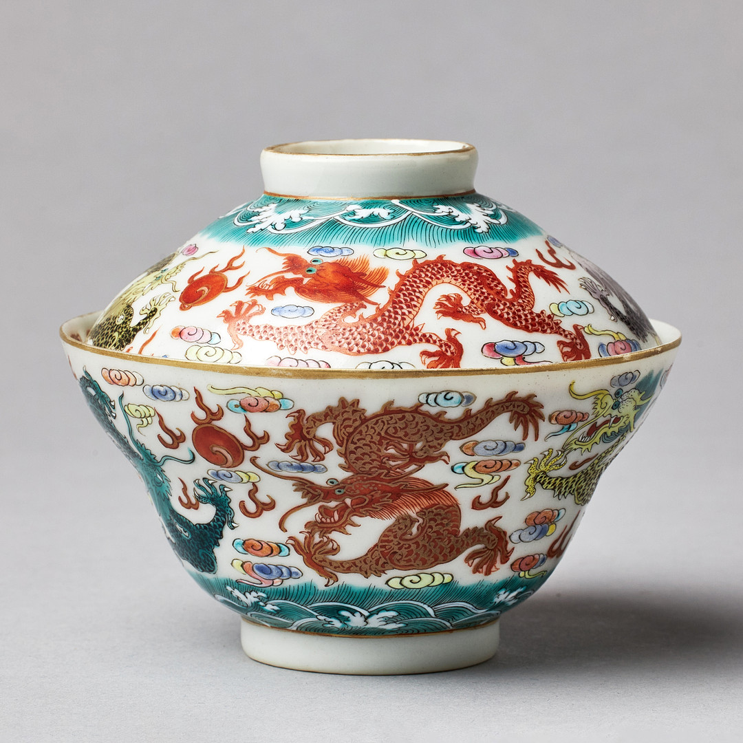 A FAMILLE ROSE 'DRAGONS' BOWL AND COVER.