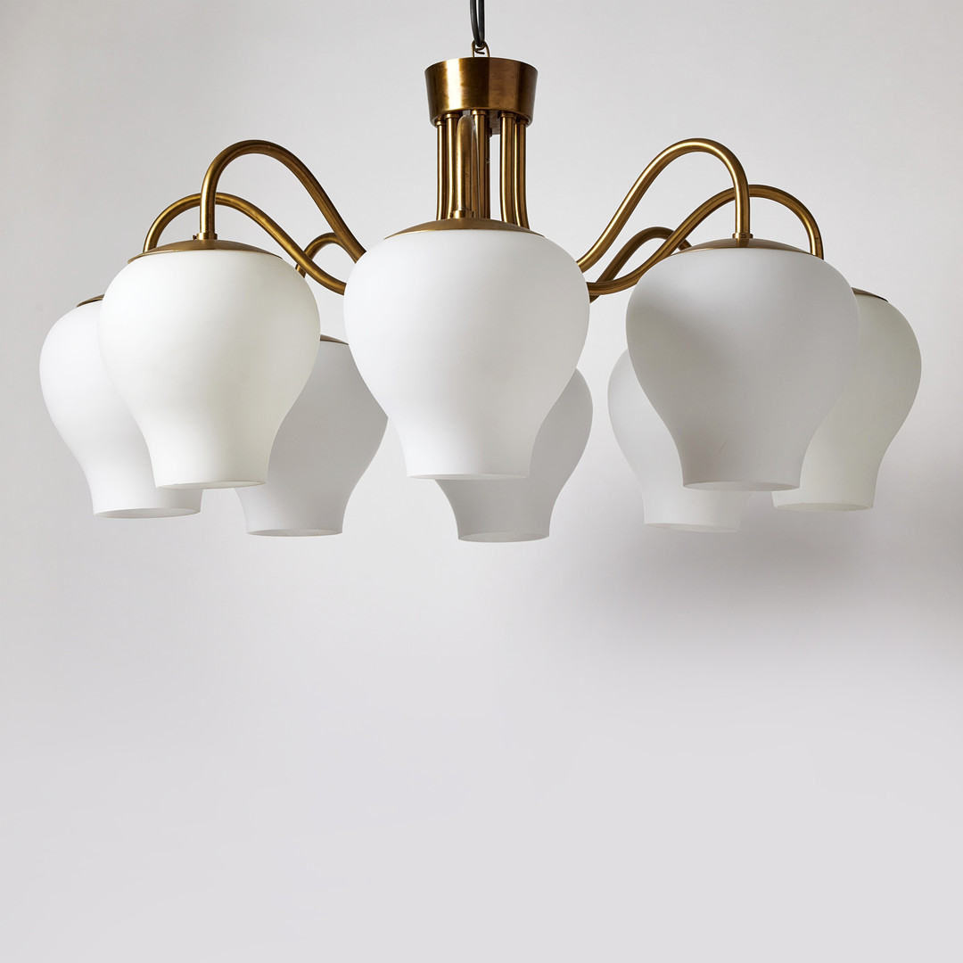 HARALD NOTINI. Taklampa, Arvid Böhlmarks Lampfabrik, modell 11901, 1950-tal, mattpolerad mässing med åtta ljusarmar och kupor i matt veluriaglas.