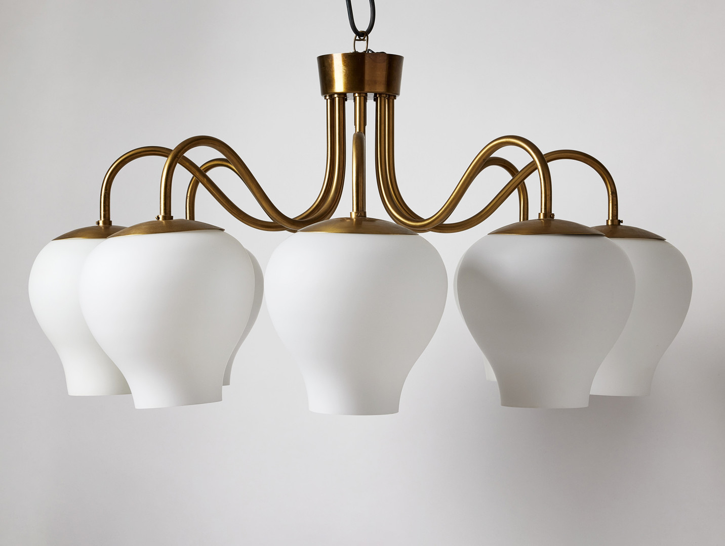 HARALD NOTINI. Taklampa, Arvid Böhlmarks Lampfabrik, modell 11901, 1950-tal, mattpolerad mässing med åtta ljusarmar och kupor i matt veluriaglas.