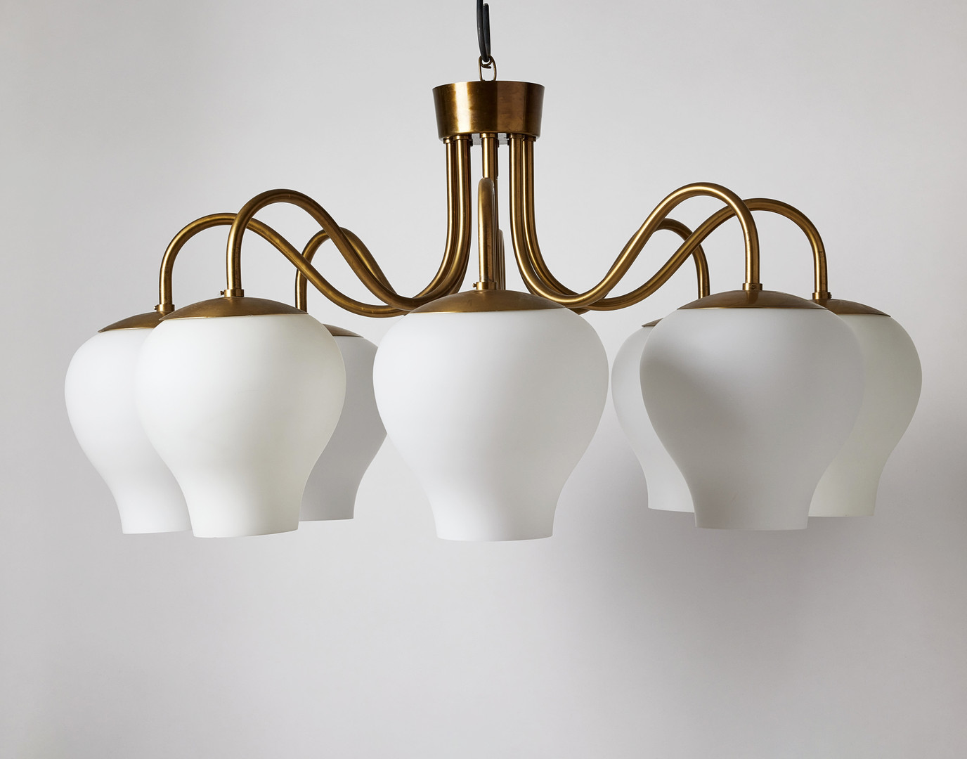 HARALD NOTINI. Taklampa, Arvid Böhlmarks Lampfabrik, modell 11901, 1950-tal, mattpolerad mässing med åtta ljusarmar och kupor i matt veluriaglas.