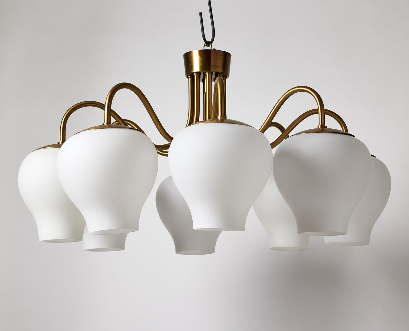 HARALD NOTINI. Taklampa, Arvid Böhlmarks Lampfabrik, modell 11901, 1950-tal, mattpolerad mässing med åtta ljusarmar och kupor i matt veluriaglas.
