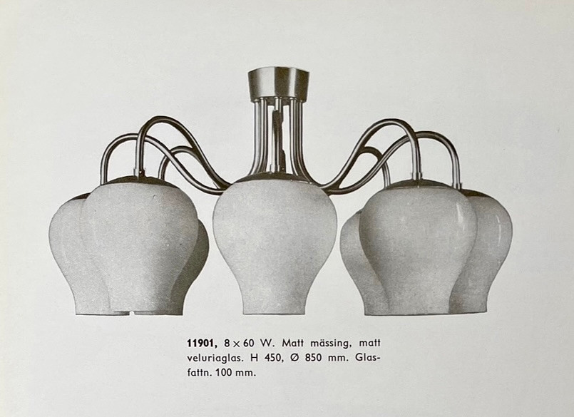 HARALD NOTINI. Taklampa, Arvid Böhlmarks Lampfabrik, modell 11901, 1950-tal, mattpolerad mässing med åtta ljusarmar och kupor i matt veluriaglas.