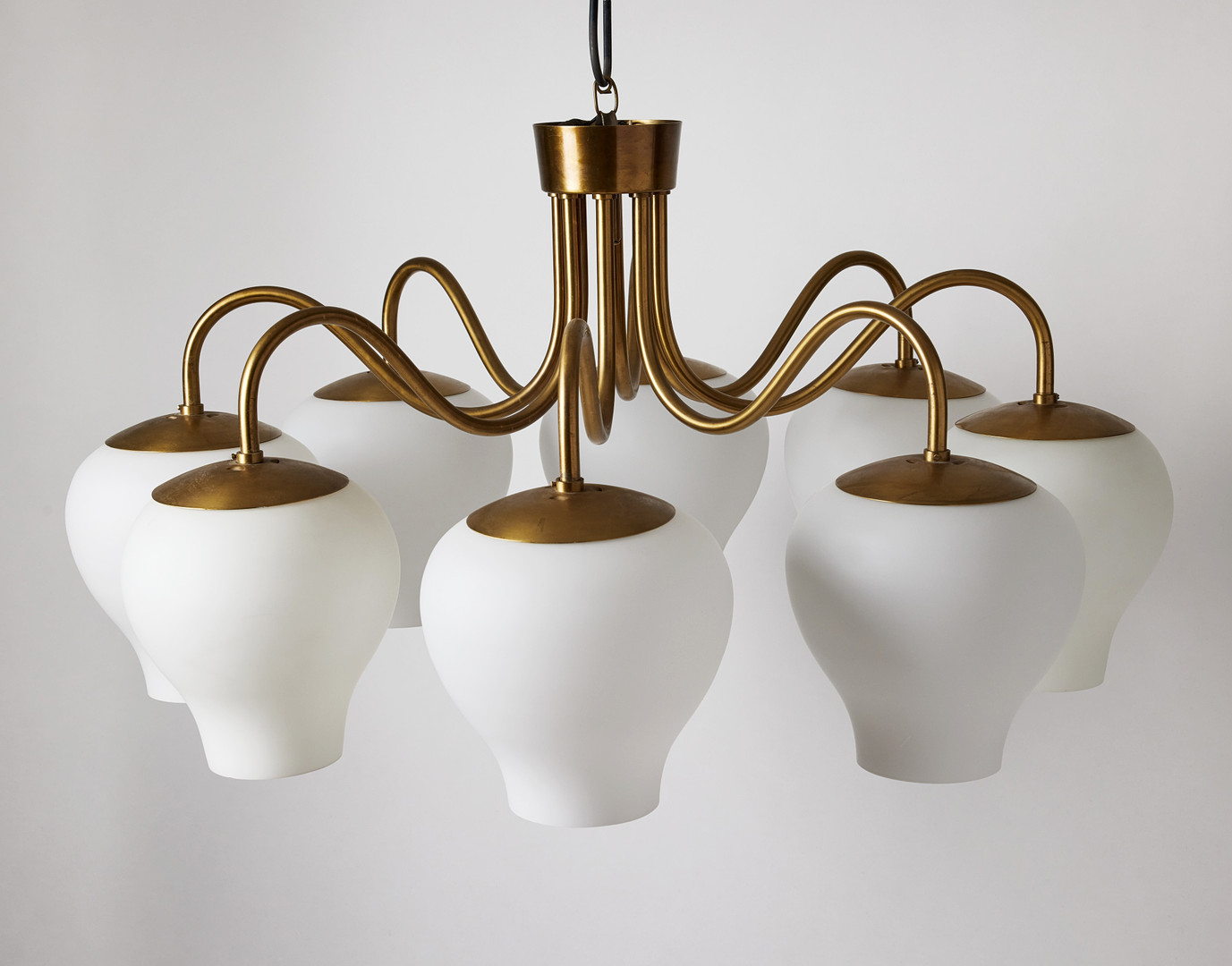 HARALD NOTINI. Taklampa, Arvid Böhlmarks Lampfabrik, modell 11901, 1950-tal, mattpolerad mässing med åtta ljusarmar och kupor i matt veluriaglas.