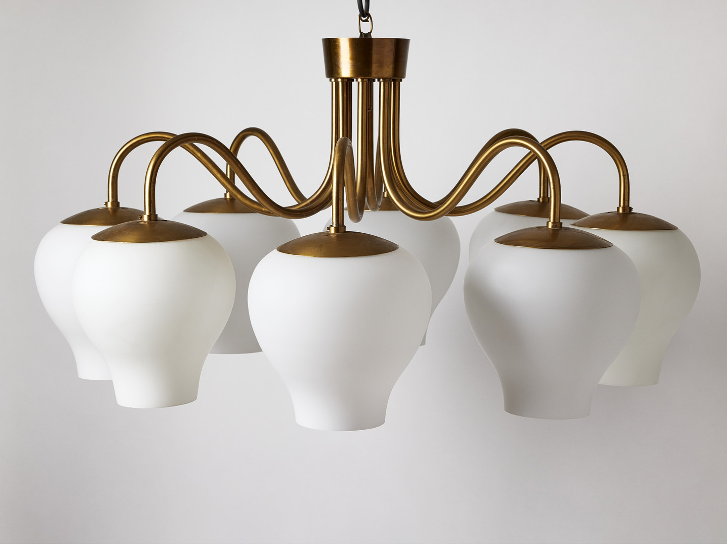 HARALD NOTINI. Taklampa, Arvid Böhlmarks Lampfabrik, modell 11901, 1950-tal, mattpolerad mässing med åtta ljusarmar och kupor i matt veluriaglas.
