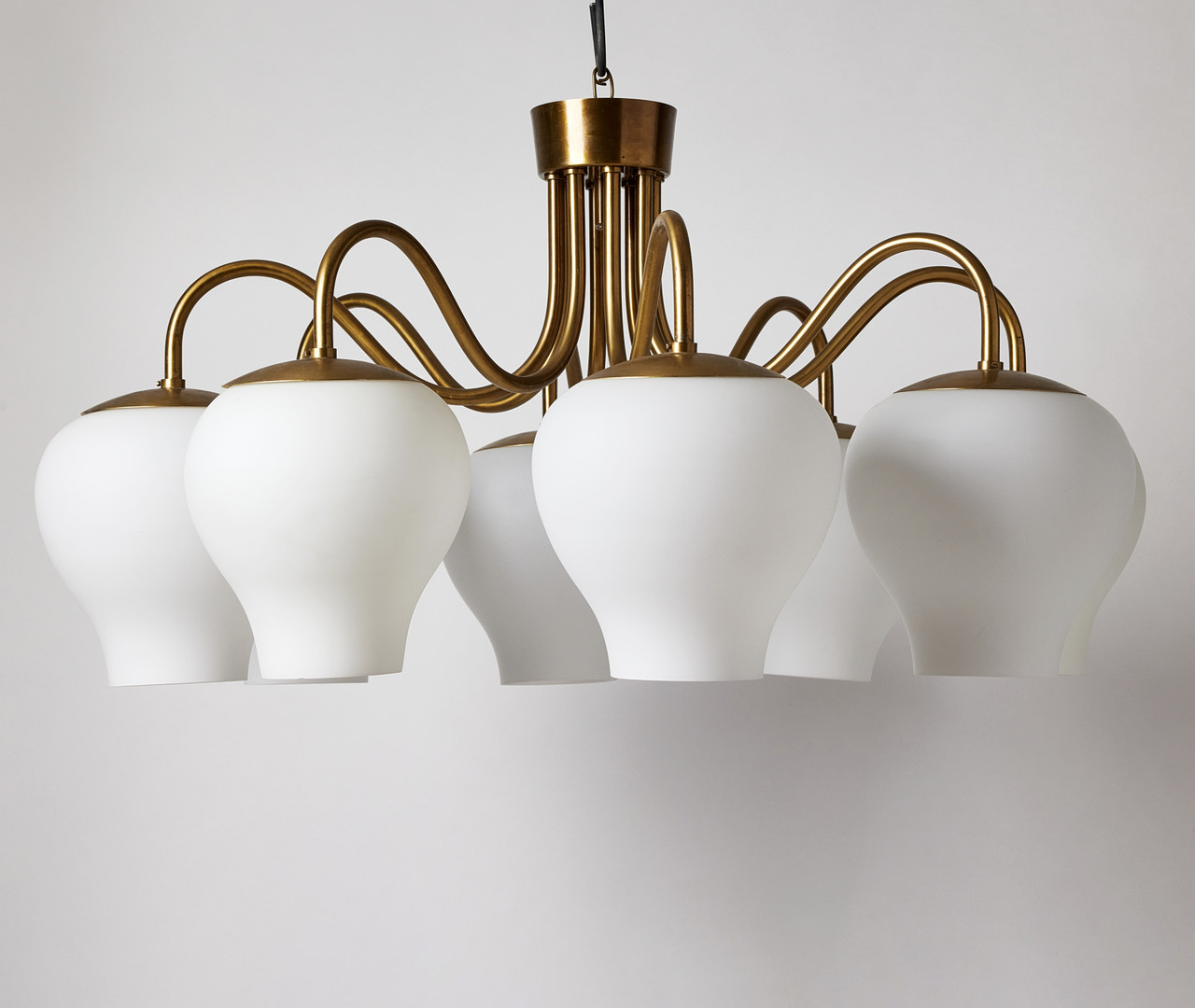 HARALD NOTINI. Taklampa, Arvid Böhlmarks Lampfabrik, modell 11901, 1950-tal, mattpolerad mässing med åtta ljusarmar och kupor i matt veluriaglas.