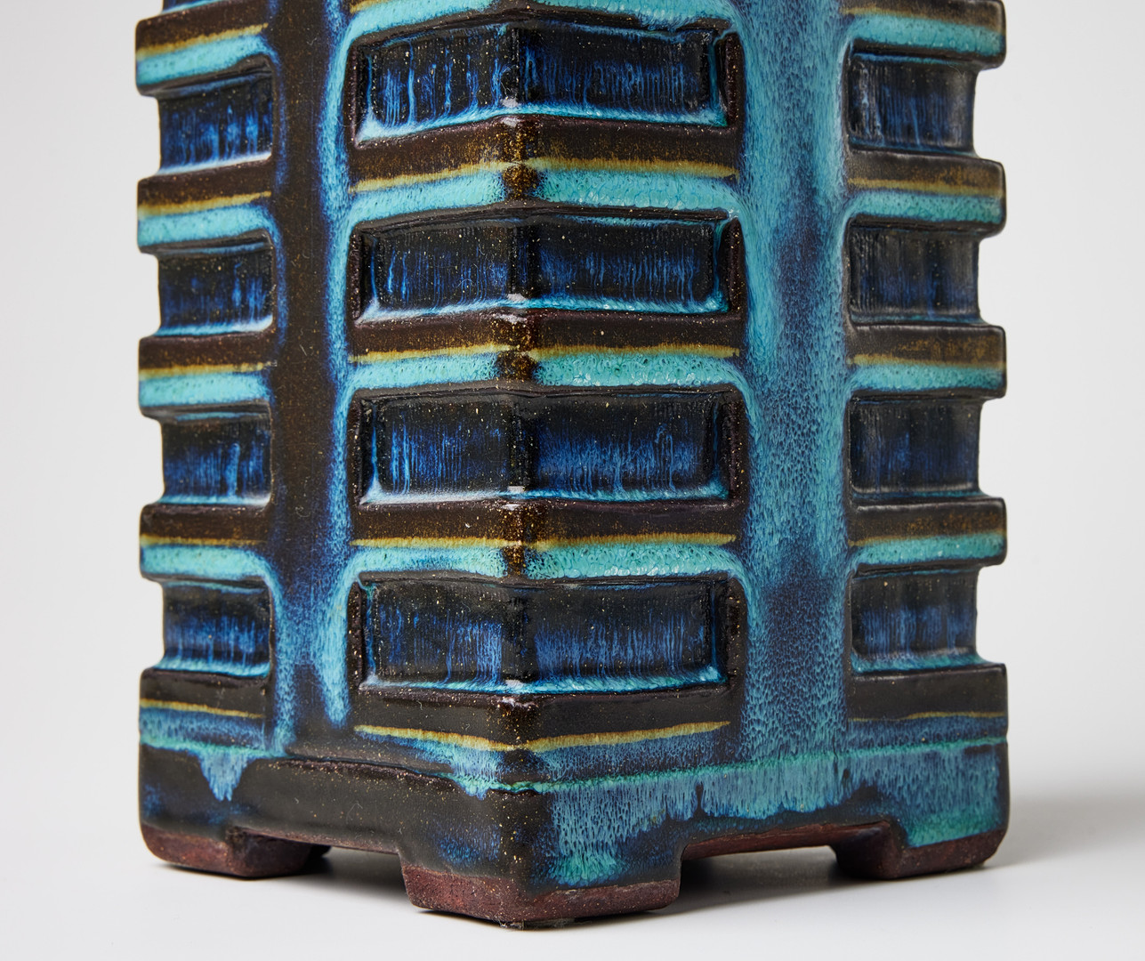 WILHELM KÅGE. Vas, Gustavsberg 1951, Farsta, dekor i relief, glasyr i blått och turkost.