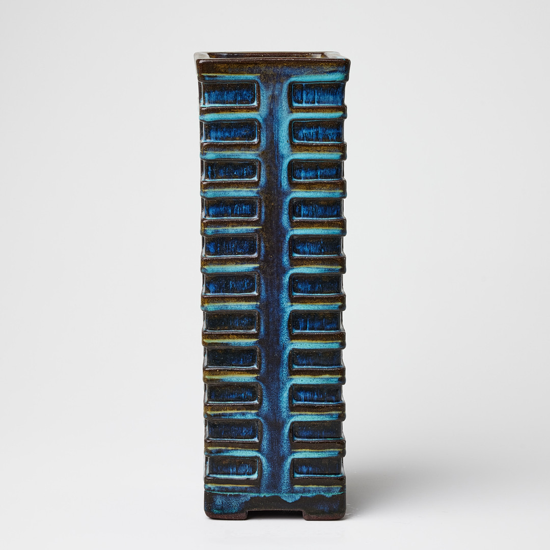 WILHELM KÅGE. Vas, Gustavsberg 1951, Farsta, dekor i relief, glasyr i blått och turkost.