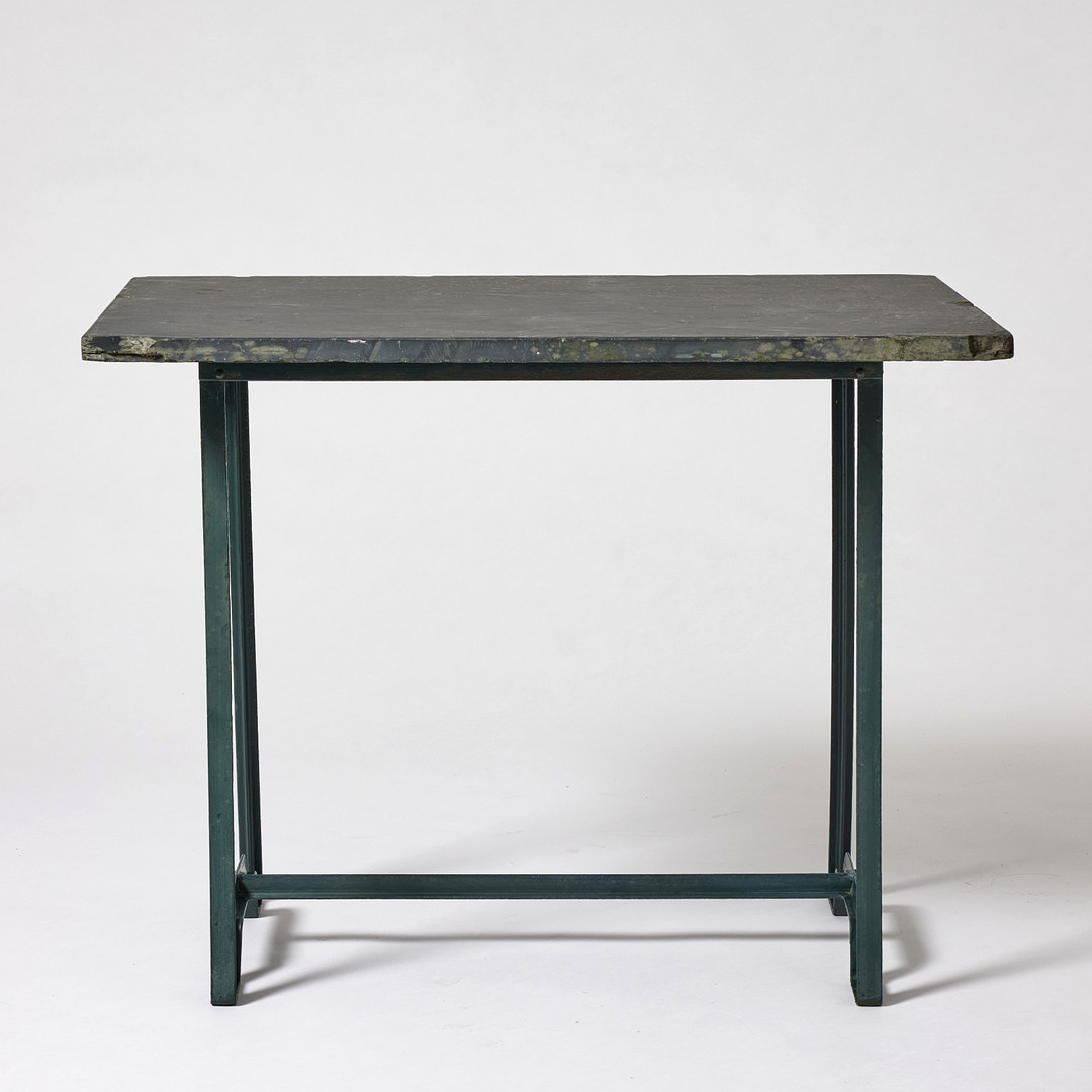 CARL HÖRVIK. Trädgårdsgrupp, fem delar, för Stadshotellet Båstad (Hotell Skansen) eller Lindgården, Stockholm ca 1927-29, möjligen tillverkade av Thulins vagnsfabrik, Skillingaryd, grönlackerade plattjärn och sitsar av trä.