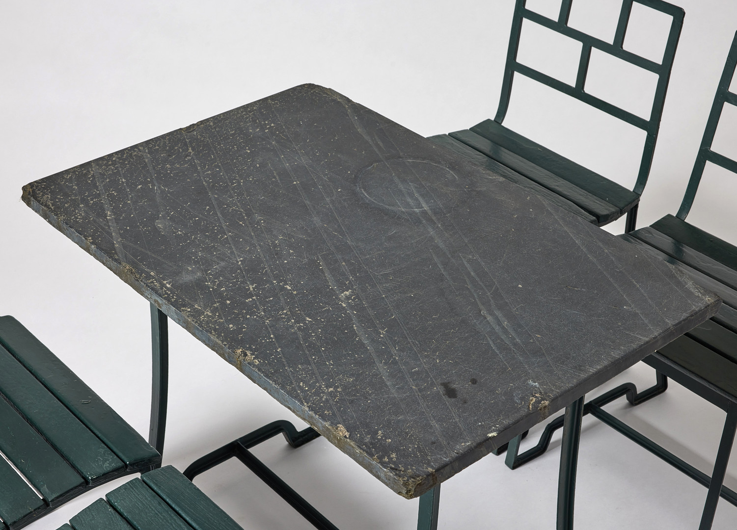 CARL HÖRVIK. Trädgårdsgrupp, fem delar, för Stadshotellet Båstad (Hotell Skansen) eller Lindgården, Stockholm ca 1927-29, möjligen tillverkade av Thulins vagnsfabrik, Skillingaryd, grönlackerade plattjärn och sitsar av trä.