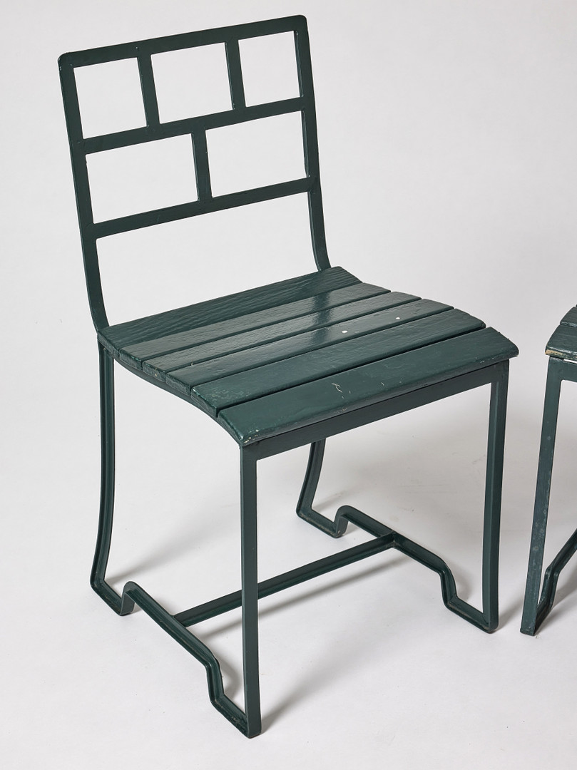 CARL HÖRVIK. Trädgårdsgrupp, fem delar, för Stadshotellet Båstad (Hotell Skansen) eller Lindgården, Stockholm ca 1927-29, möjligen tillverkade av Thulins vagnsfabrik, Skillingaryd, grönlackerade plattjärn och sitsar av trä.