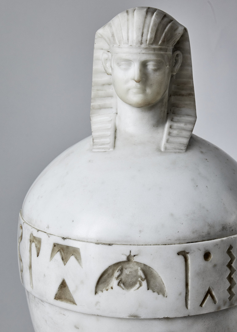 KANOPER RETOUR d'EGYPTE, ett par, Italien 1800-talets första hälft, skulpterad carraramarmor, krönta av dubbelsidiga Antinous-Osiris huvuden.