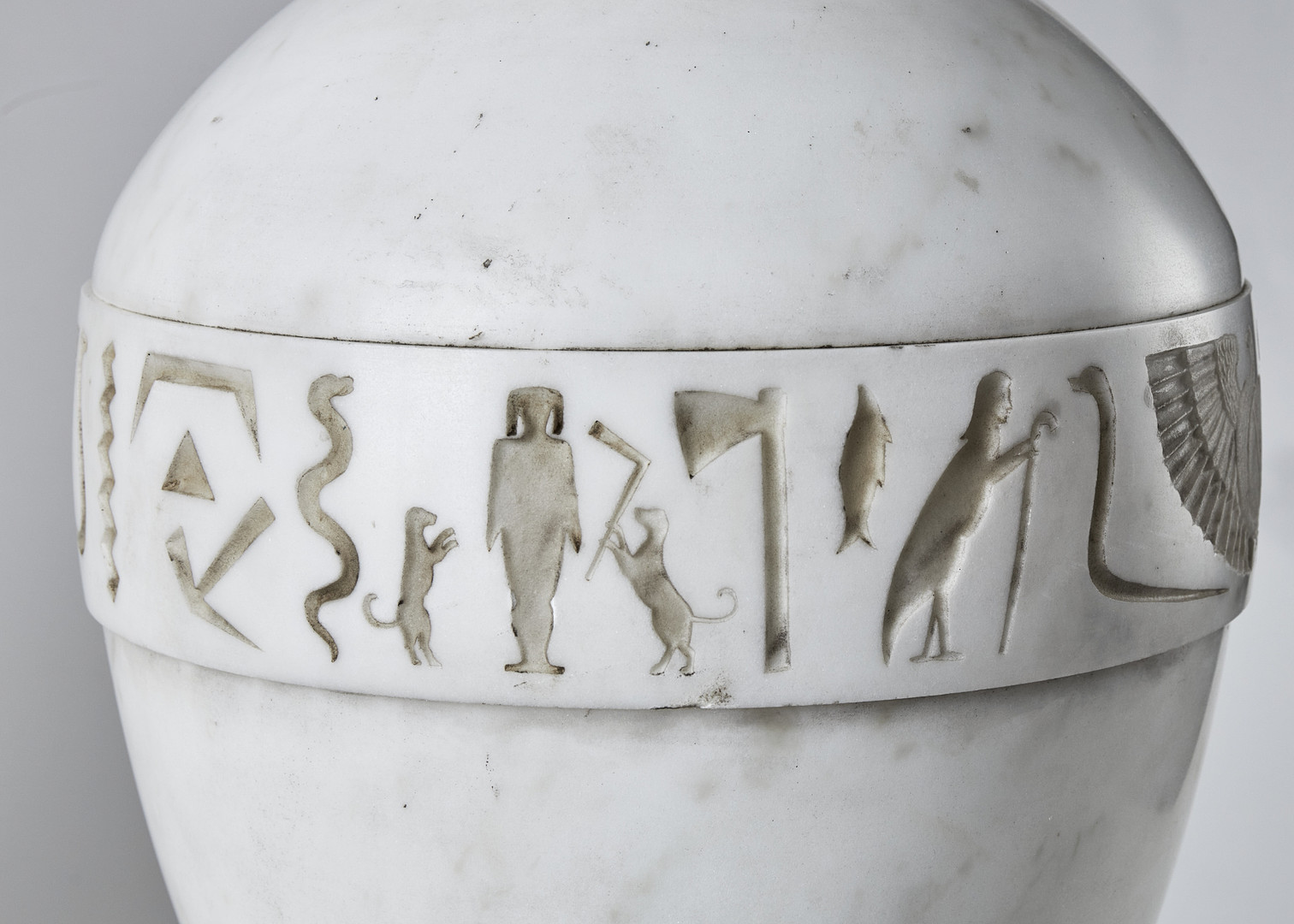 KANOPER RETOUR d'EGYPTE, ett par, Italien 1800-talets första hälft, skulpterad carraramarmor, krönta av dubbelsidiga Antinous-Osiris huvuden.
