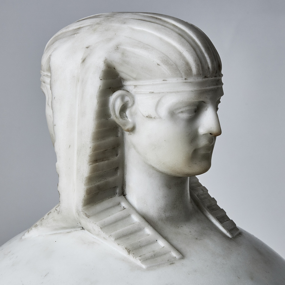 KANOPER RETOUR d'EGYPTE, ett par, Italien 1800-talets första hälft, skulpterad carraramarmor, krönta av dubbelsidiga Antinous-Osiris huvuden.
