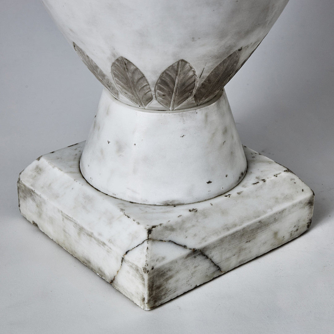 KANOPER RETOUR d'EGYPTE, ett par, Italien 1800-talets första hälft, skulpterad carraramarmor, krönta av dubbelsidiga Antinous-Osiris huvuden.
