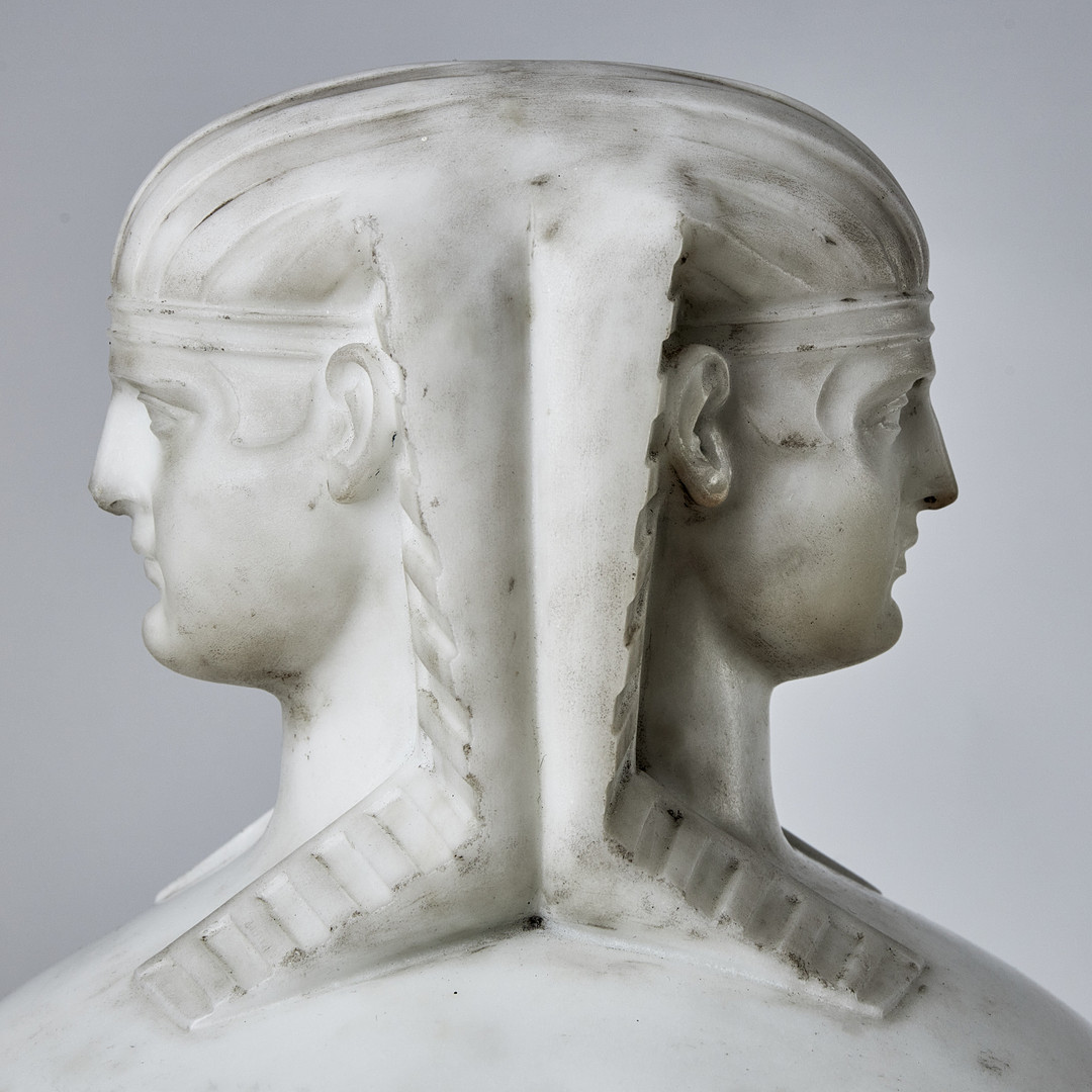 KANOPER RETOUR d'EGYPTE, ett par, Italien 1800-talets första hälft, skulpterad carraramarmor, krönta av dubbelsidiga Antinous-Osiris huvuden.