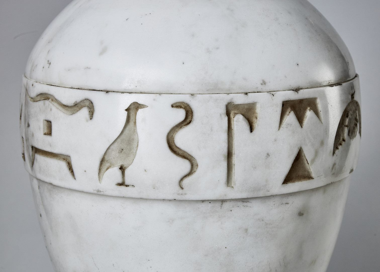KANOPER RETOUR d'EGYPTE, ett par, Italien 1800-talets första hälft, skulpterad carraramarmor, krönta av dubbelsidiga Antinous-Osiris huvuden.