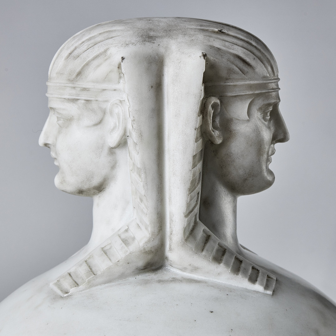 KANOPER RETOUR d'EGYPTE, ett par, Italien 1800-talets första hälft, skulpterad carraramarmor, krönta av dubbelsidiga Antinous-Osiris huvuden.