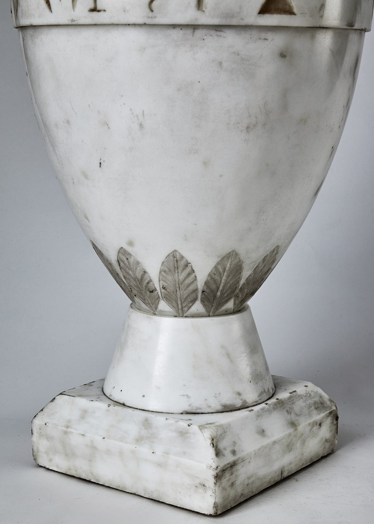 KANOPER RETOUR d'EGYPTE, ett par, Italien 1800-talets första hälft, skulpterad carraramarmor, krönta av dubbelsidiga Antinous-Osiris huvuden.