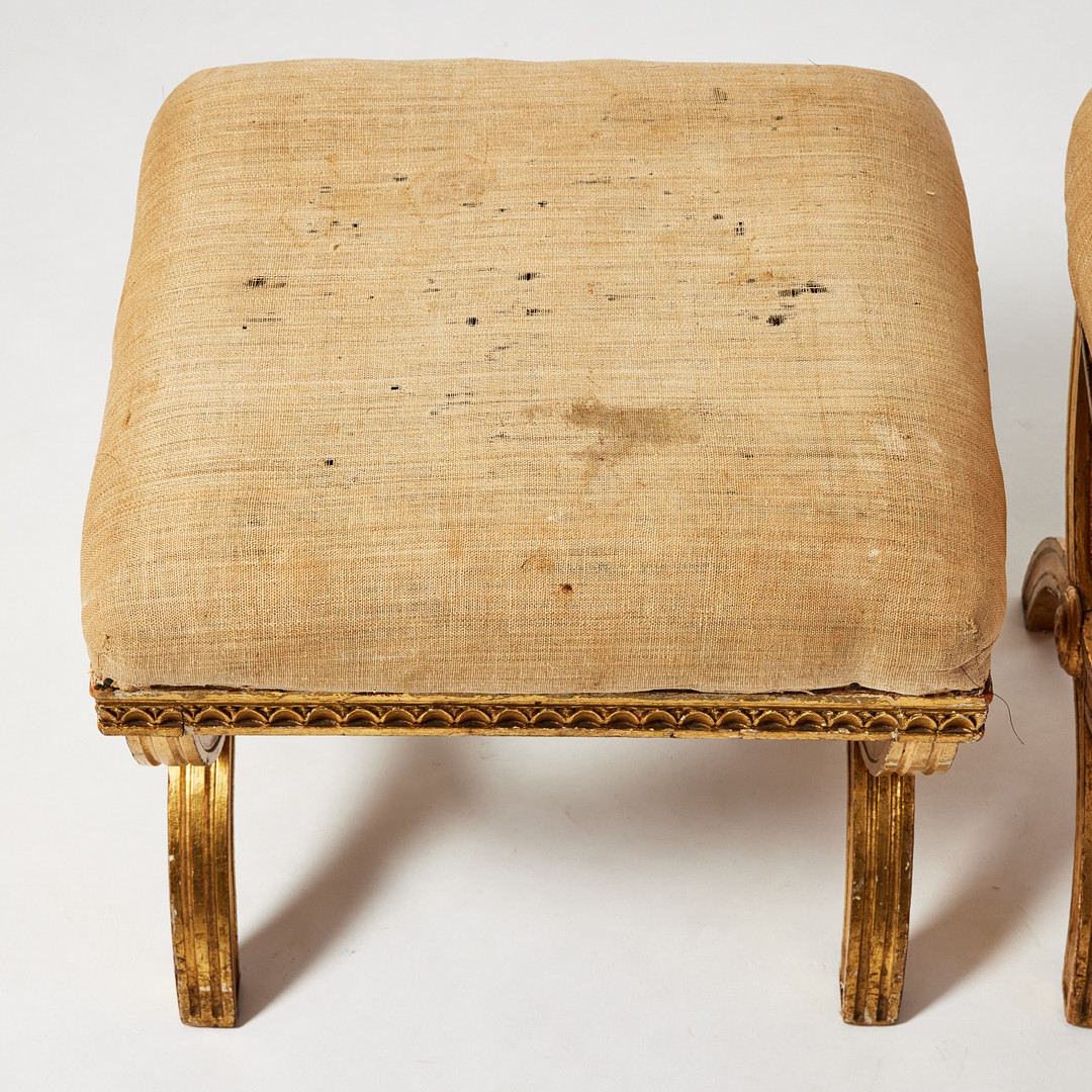 TABURETTER, ett par, sengustavianska stockholmsarbeten, omkring 1800, Ehpraim Ståhls art, träskuren dekor, förgyllda med underliggande färg i pärlgrått.