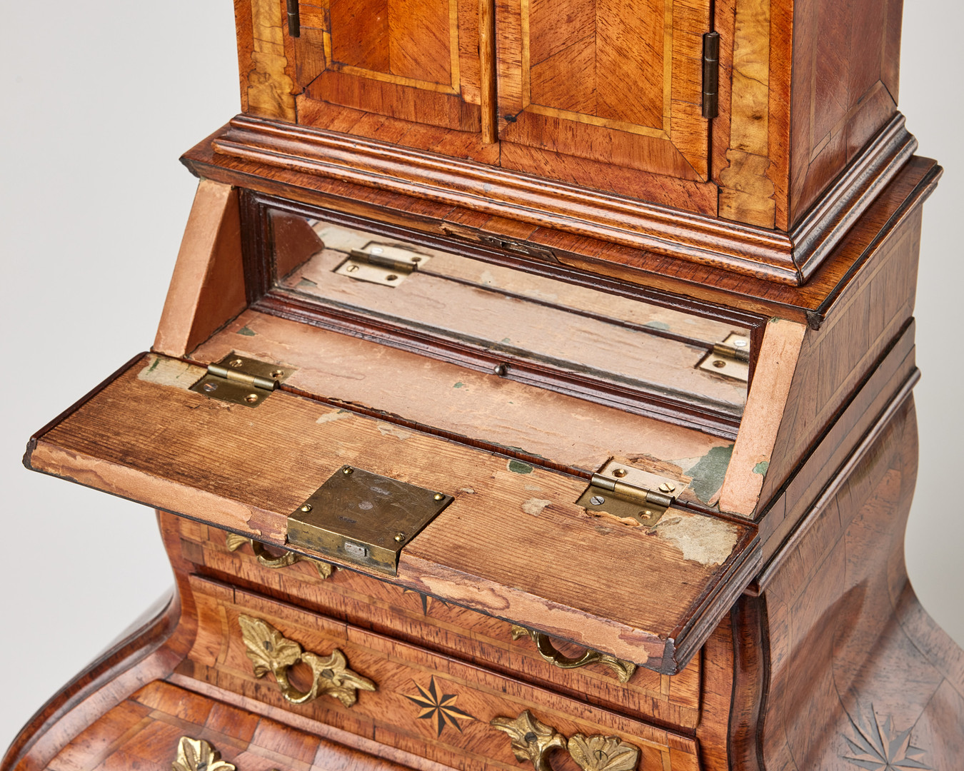 MINIATYRSKÅP, senbarock, 1700-tal, tvådelat, fanerat med olika träslag, beslag i mässing.