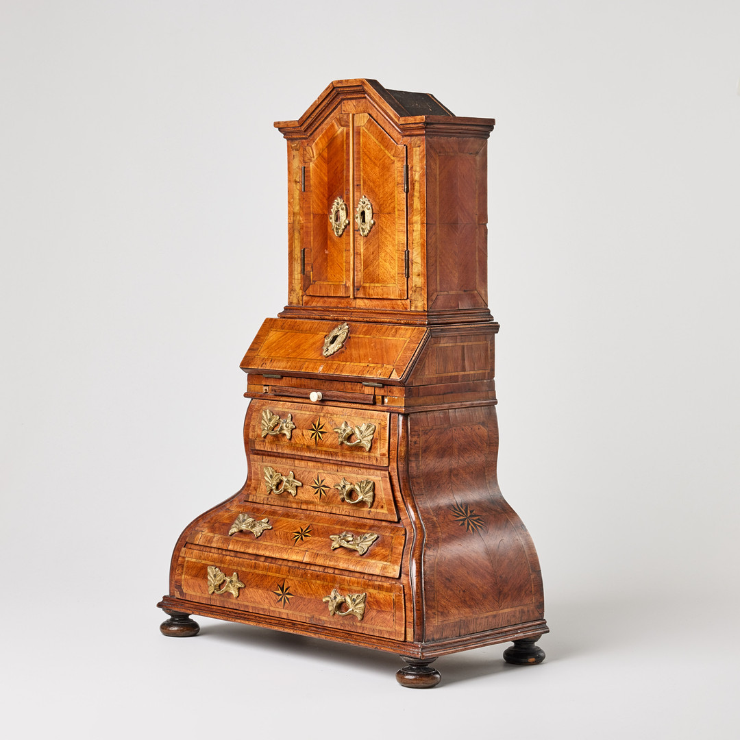 MINIATYRSKÅP, senbarock, 1700-tal, tvådelat, fanerat med olika träslag, beslag i mässing.