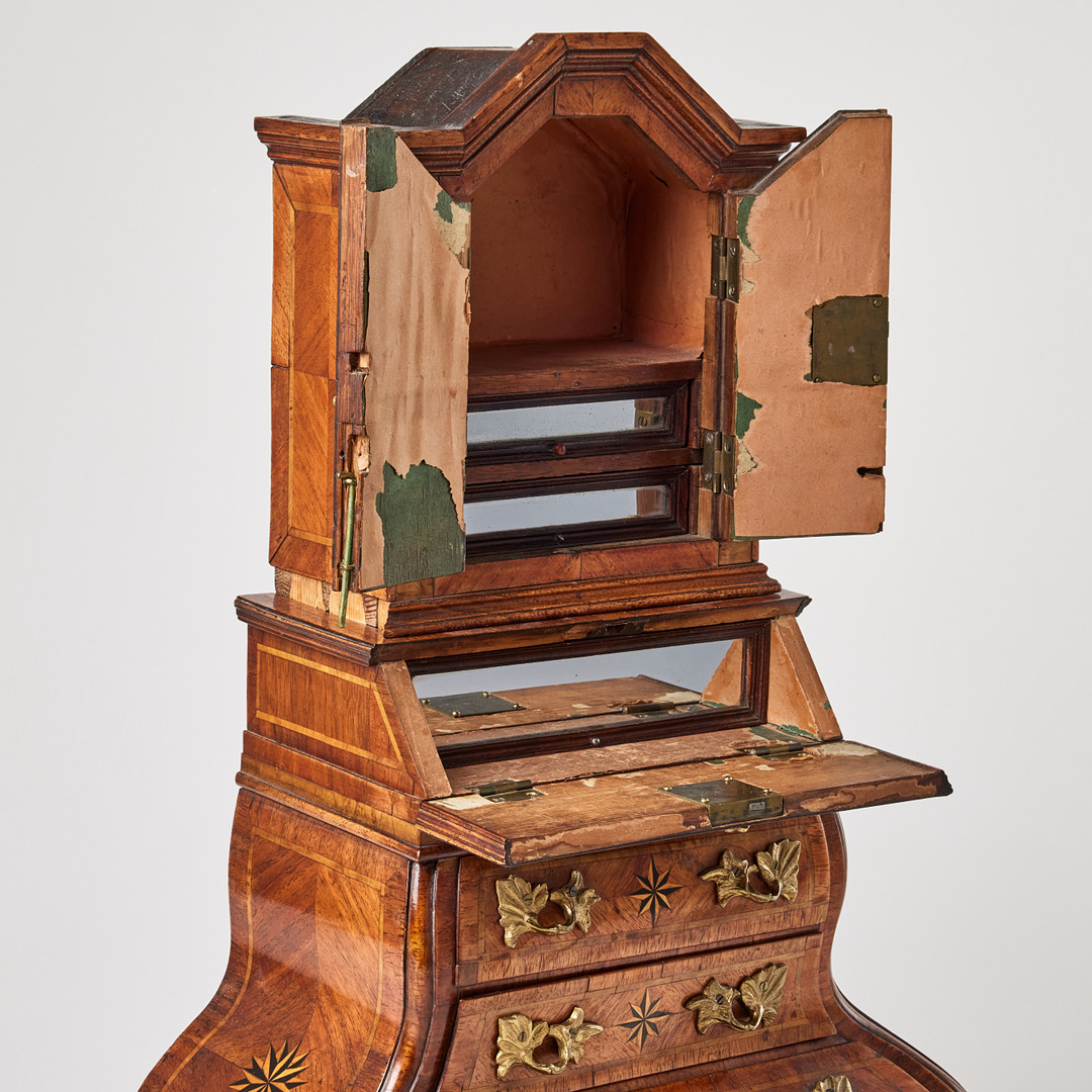 MINIATYRSKÅP, senbarock, 1700-tal, tvådelat, fanerat med olika träslag, beslag i mässing.