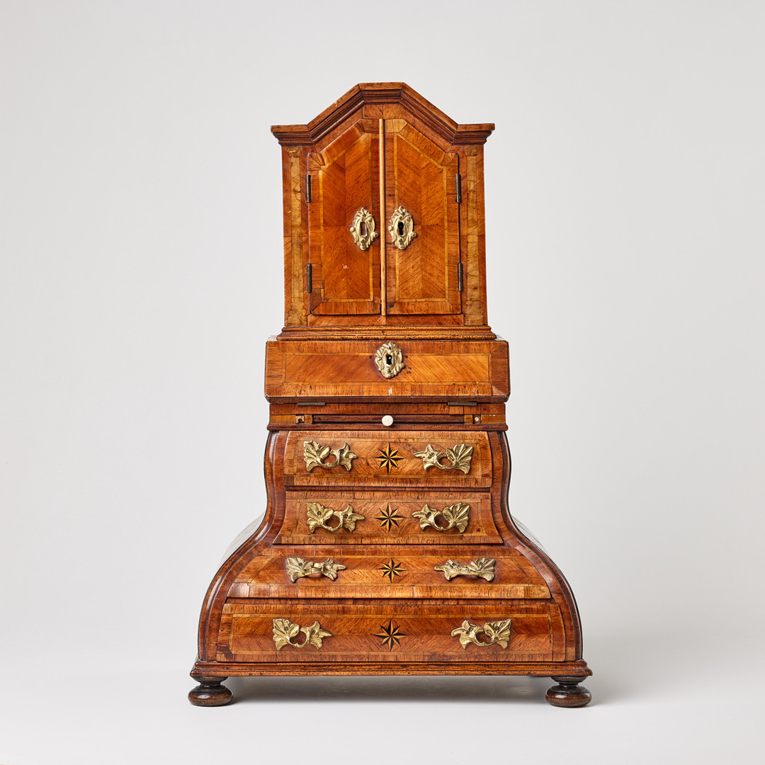 MINIATYRSKÅP, senbarock, 1700-tal, tvådelat, fanerat med olika träslag, beslag i mässing.