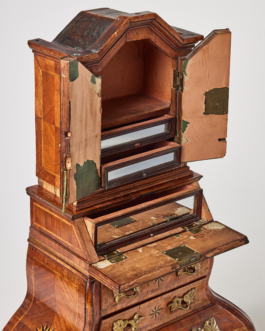 MINIATYRSKÅP, senbarock, 1700-tal, tvådelat, fanerat med olika träslag, beslag i mässing.