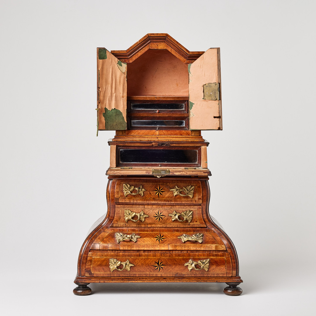 MINIATYRSKÅP, senbarock, 1700-tal, tvådelat, fanerat med olika träslag, beslag i mässing.