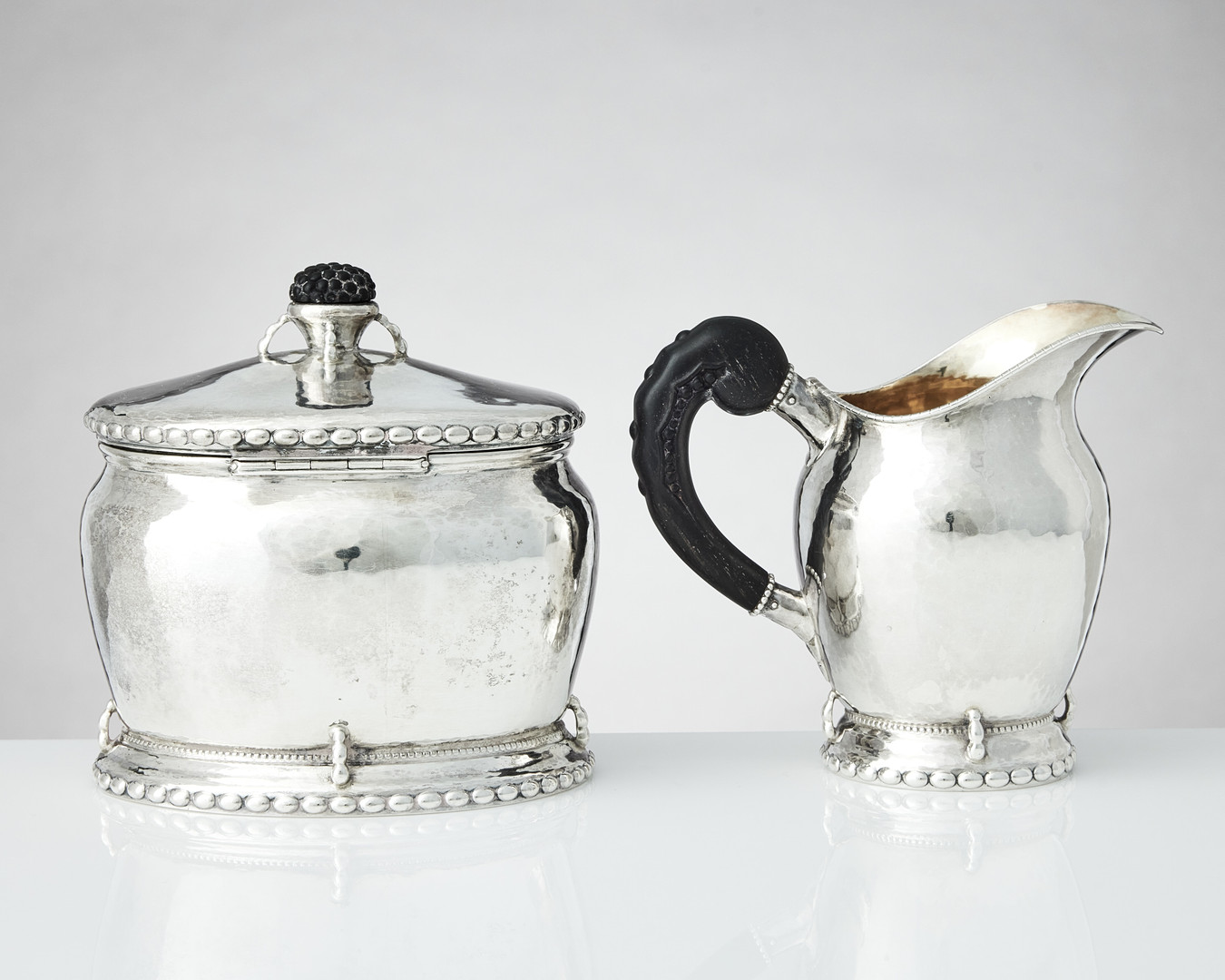 CG HALLBERG. Kaffe- och teservis, fyra delar, silver, Stockholm 1919-1921. Jugend.