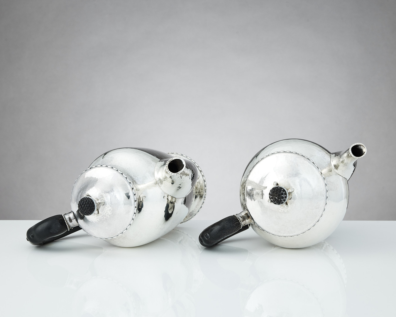CG HALLBERG. Kaffe- och teservis, fyra delar, silver, Stockholm 1919-1921. Jugend.