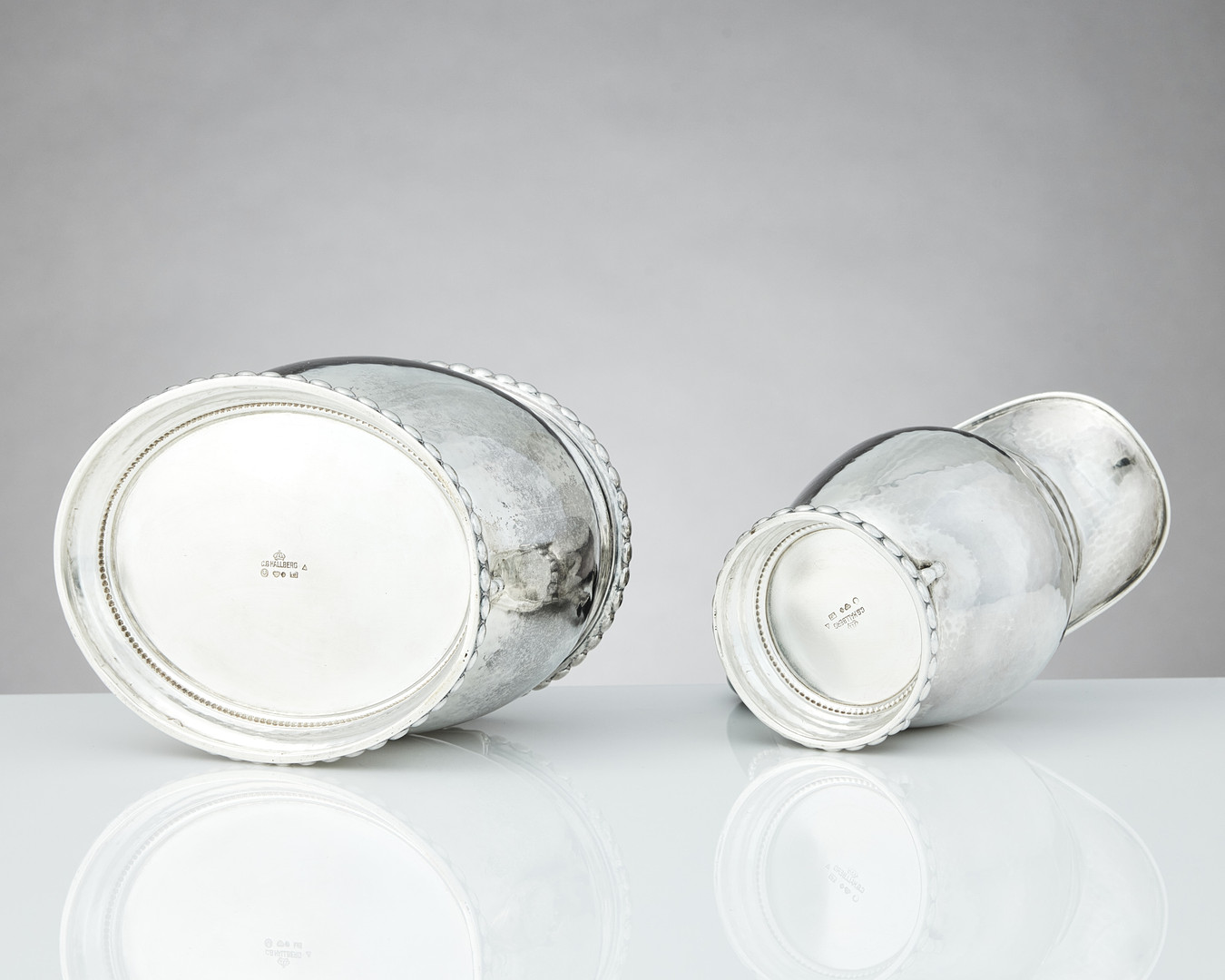 CG HALLBERG. Kaffe- och teservis, fyra delar, silver, Stockholm 1919-1921. Jugend.