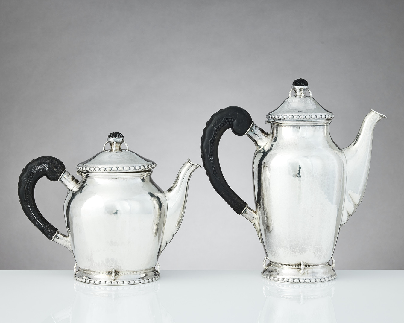 CG HALLBERG. Kaffe- och teservis, fyra delar, silver, Stockholm 1919-1921. Jugend.