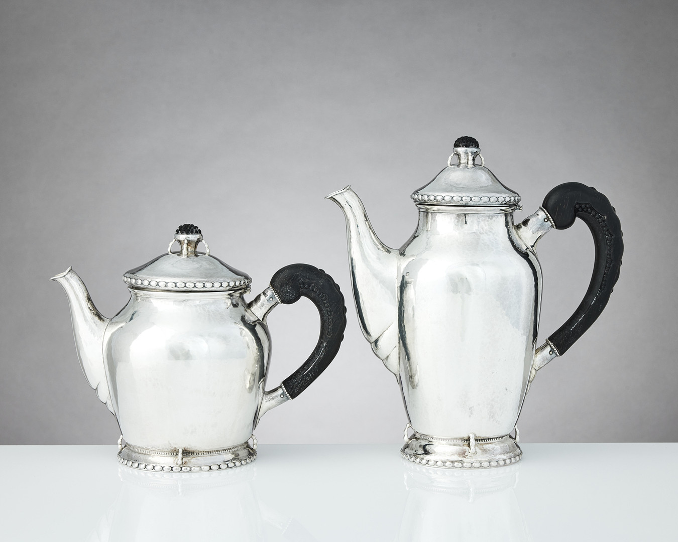 CG HALLBERG. Kaffe- och teservis, fyra delar, silver, Stockholm 1919-1921. Jugend.