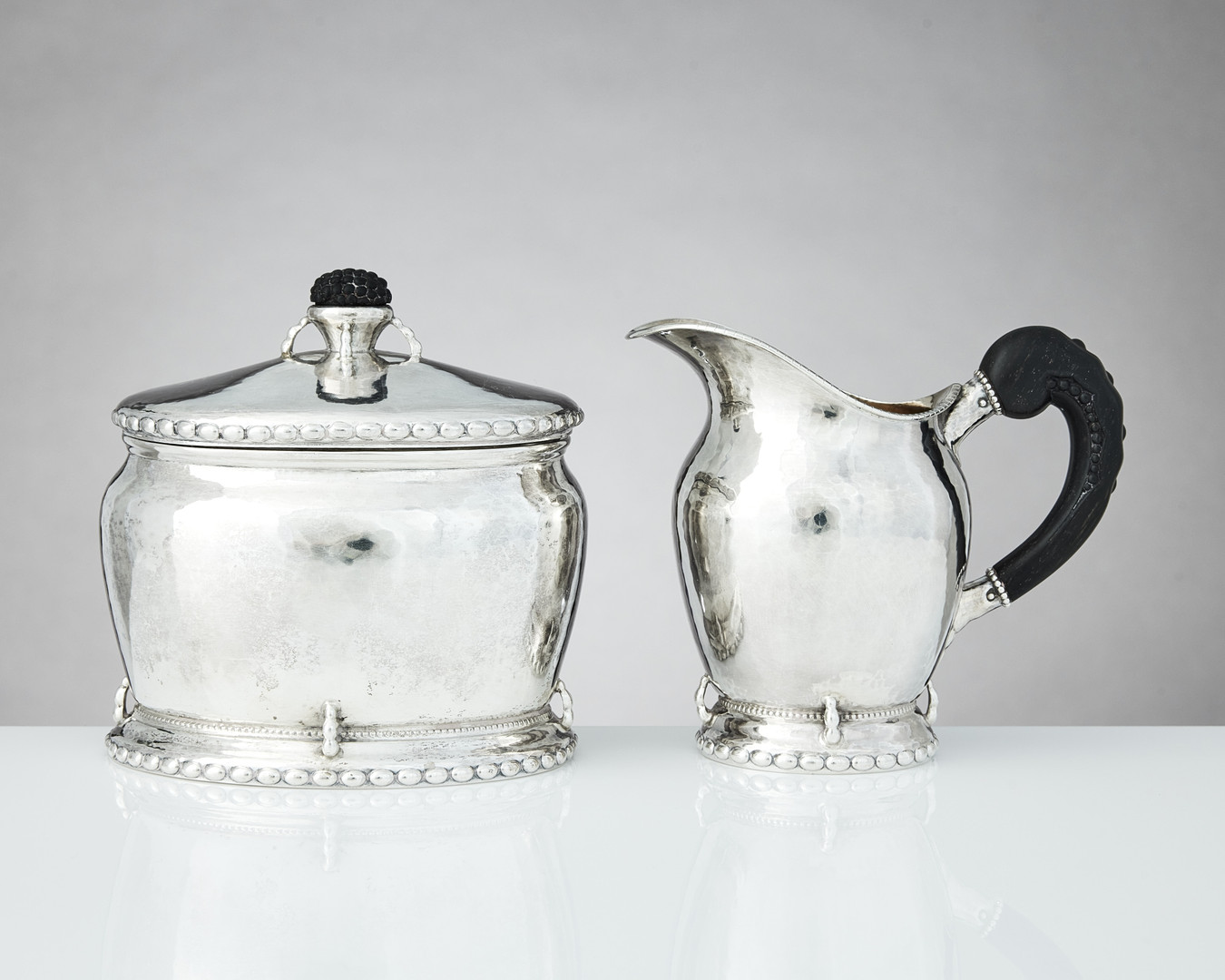 CG HALLBERG. Kaffe- och teservis, fyra delar, silver, Stockholm 1919-1921. Jugend.
