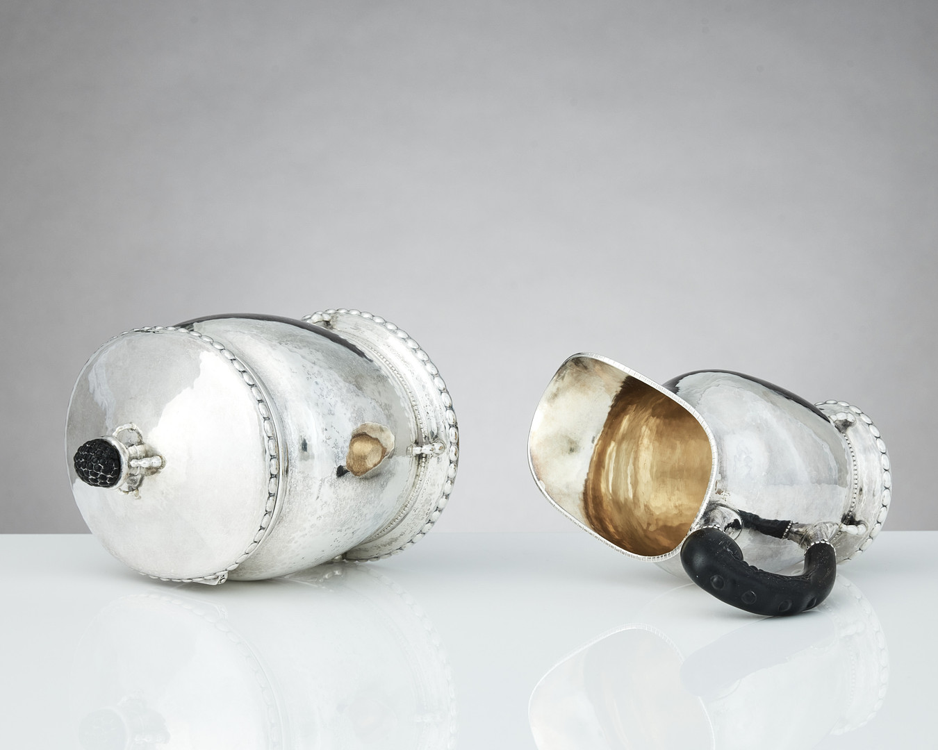 CG HALLBERG. Kaffe- och teservis, fyra delar, silver, Stockholm 1919-1921. Jugend.