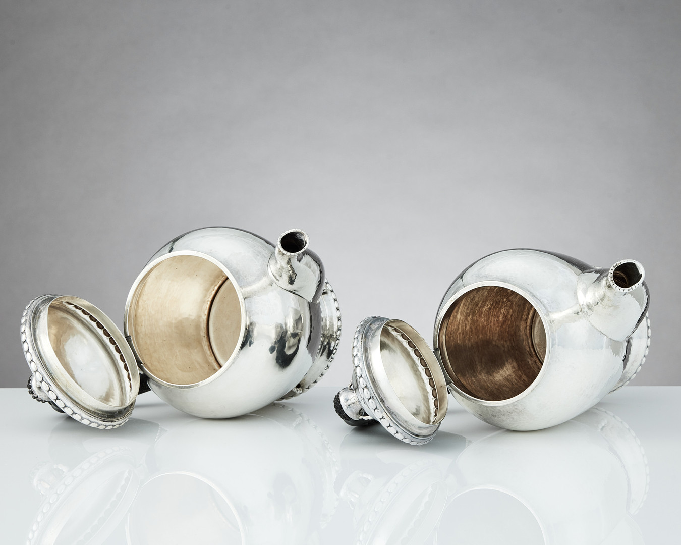 CG HALLBERG. Kaffe- och teservis, fyra delar, silver, Stockholm 1919-1921. Jugend.