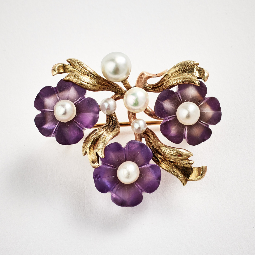 BROSCH, 18 k guld, 1960-tal, blommor av snidad matterade ametister, odlade vita saltvattenspärlor.