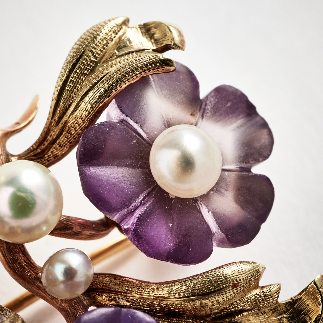 BROSCH, 18 k guld, 1960-tal, blommor av snidad matterade ametister, odlade vita saltvattenspärlor.