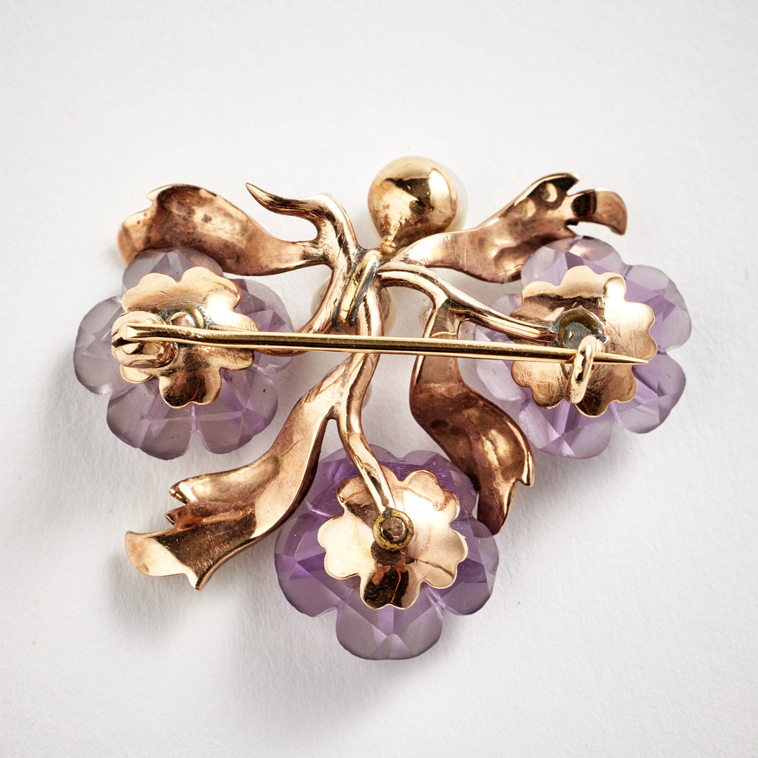 BROSCH, 18 k guld, 1960-tal, blommor av snidad matterade ametister, odlade vita saltvattenspärlor.