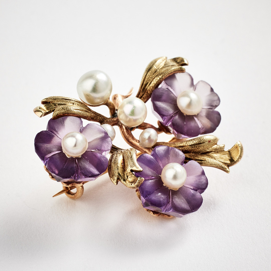 BROSCH, 18 k guld, 1960-tal, blommor av snidad matterade ametister, odlade vita saltvattenspärlor.