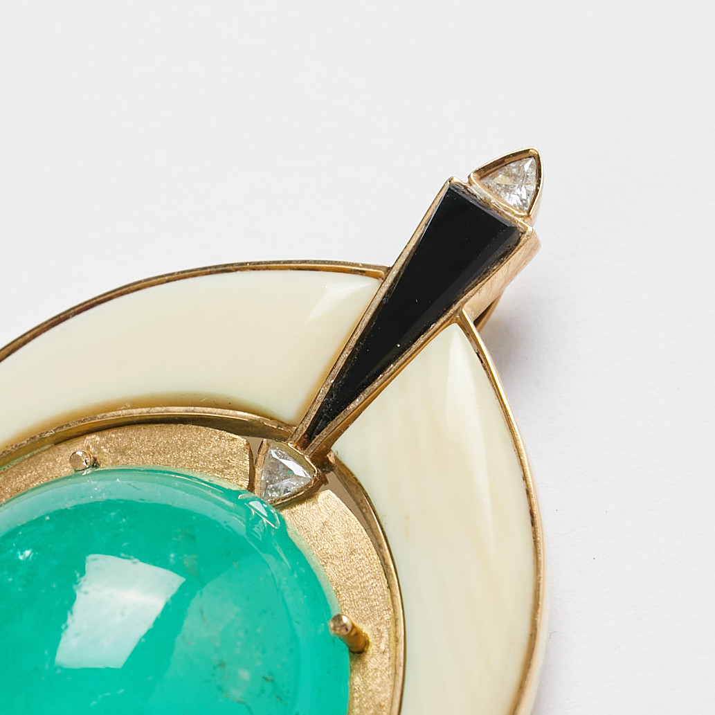 HÄNGE, Art Deco, 18 k guld, cabouchonslipad Smaragd ca 49 ct, slipat elfenben, onyx samt 2 st triangelslipade diamanter.