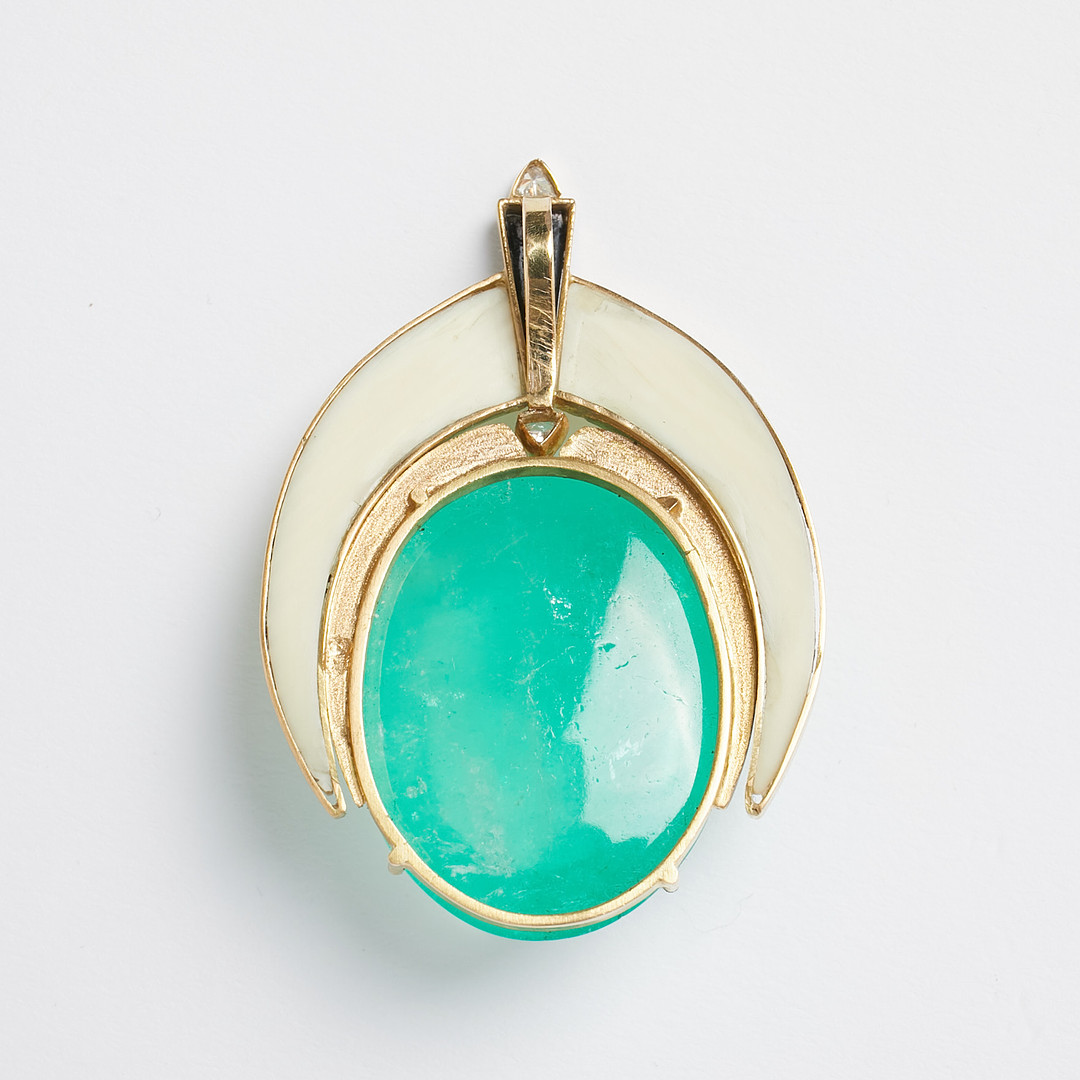 HÄNGE, Art Deco, 18 k guld, cabouchonslipad Smaragd ca 49 ct, slipat elfenben, onyx samt 2 st triangelslipade diamanter.