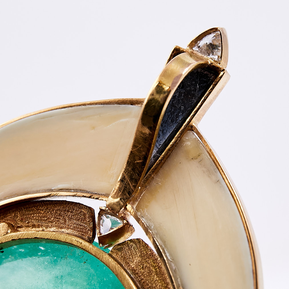 HÄNGE, Art Deco, 18 k guld, cabouchonslipad Smaragd ca 49 ct, slipat elfenben, onyx samt 2 st triangelslipade diamanter.
