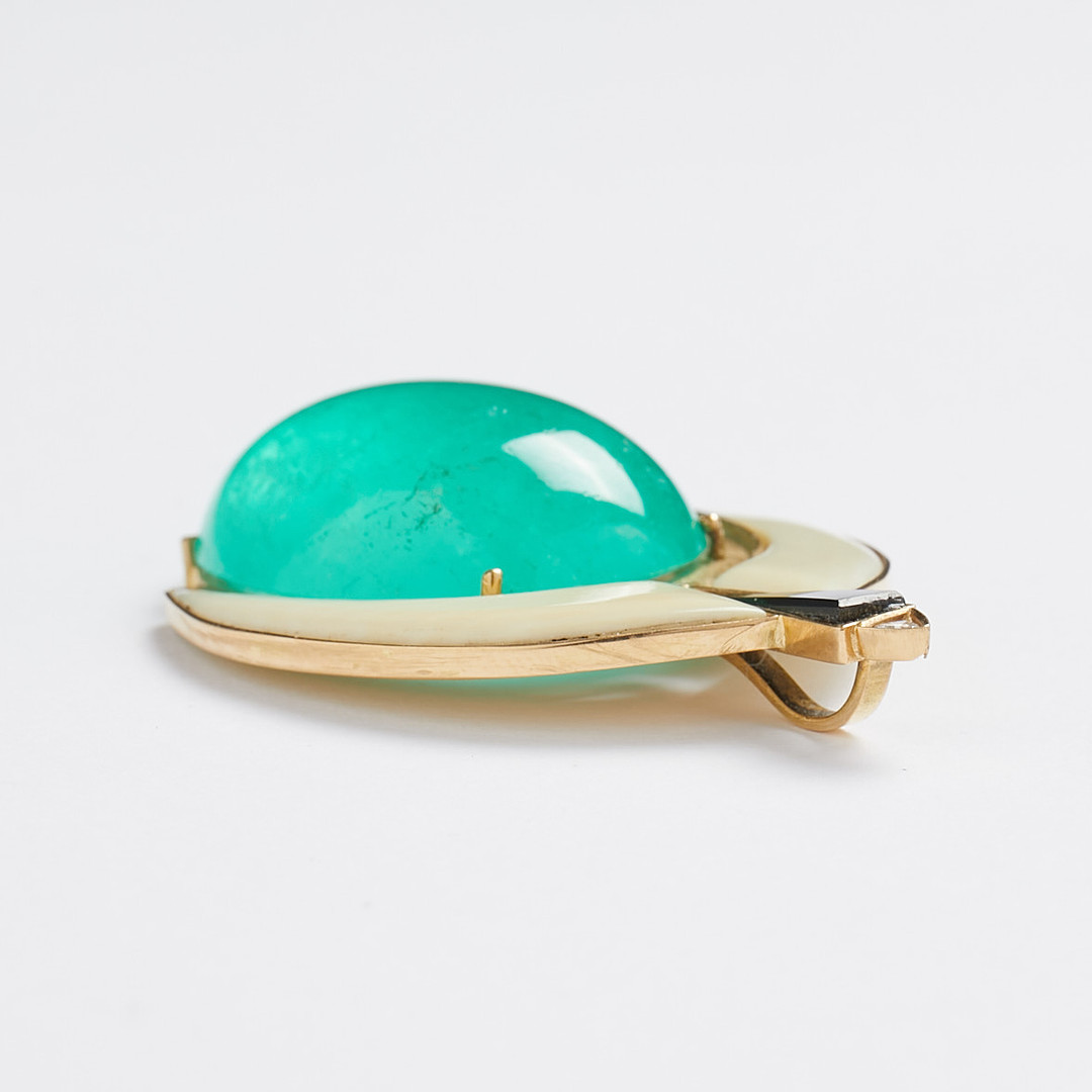 HÄNGE, Art Deco, 18 k guld, cabouchonslipad Smaragd ca 49 ct, slipat elfenben, onyx samt 2 st triangelslipade diamanter.
